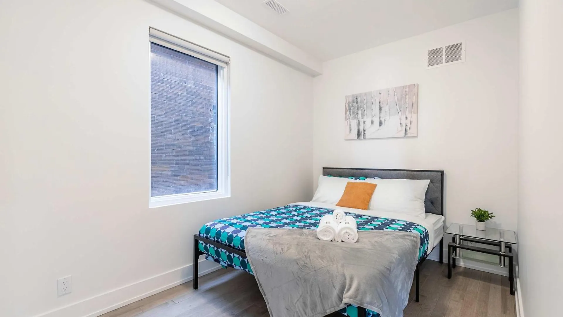 Large 3Br Apartment Steps From High Park Toronto Canada