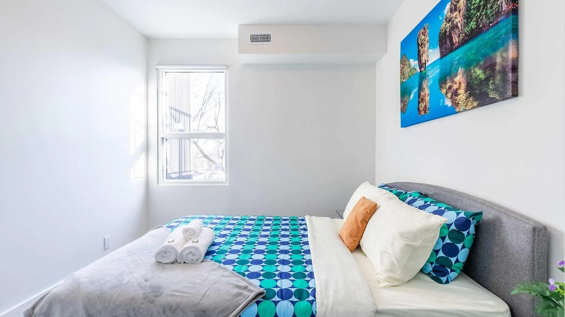 Large 3Br Apartment Steps From High Park Toronto